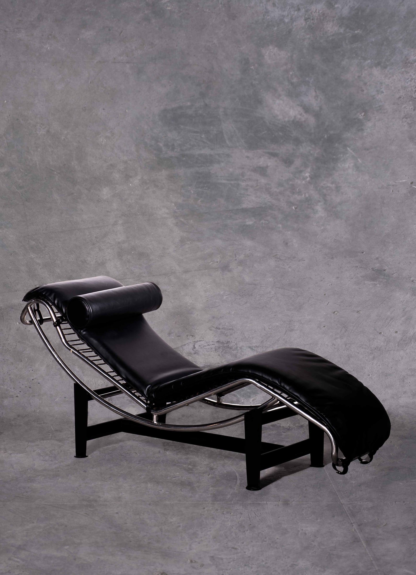 Vintage 1970s Chaise Lounge in the style of Le Corbusier and Charlotte Perriand for Cassina